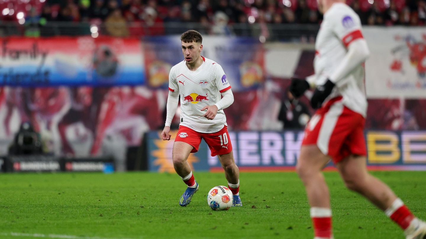Brajan Gruda (l) kam ind er Winterpause aus England nach Leipzig. Foto: Jan Woitas/dpa