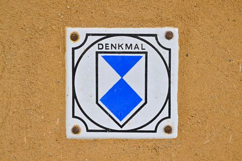 Unter anderem Fassaden, Dach und Stützmauern des Eltzer Hofs sollen saniert werden. (Symbolbild) Foto: Patrick Pleul/dpa