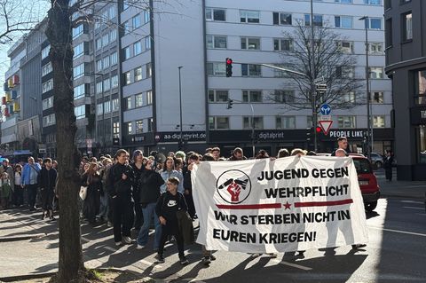 Auch in mehreren anderen Städten in NRW gingen zahlreiche junge Menschen auf die Straße. Foto: Celine Frohnapfel/dpa