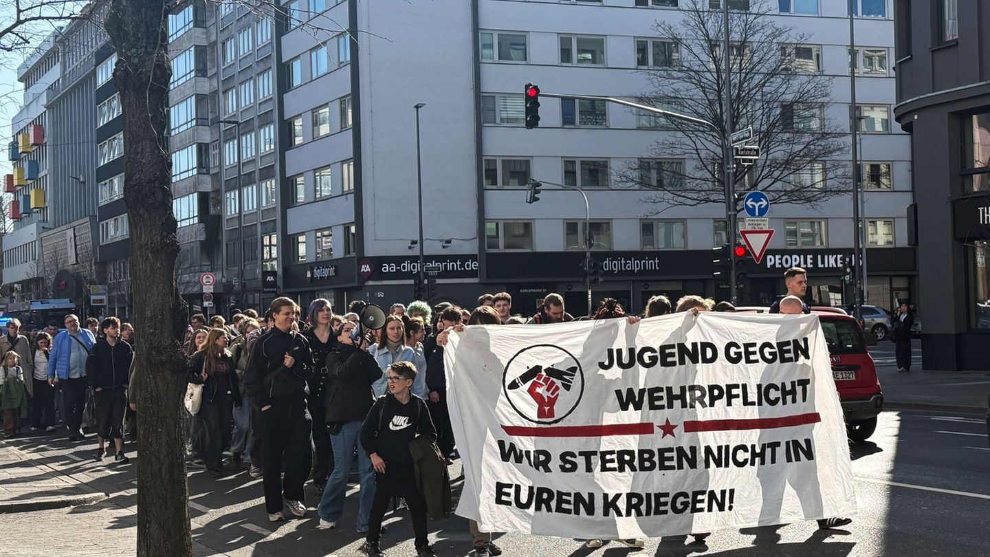 Auch in mehreren anderen Städten in NRW gingen zahlreiche junge Menschen auf die Straße. Foto: Celine Frohnapfel/dpa