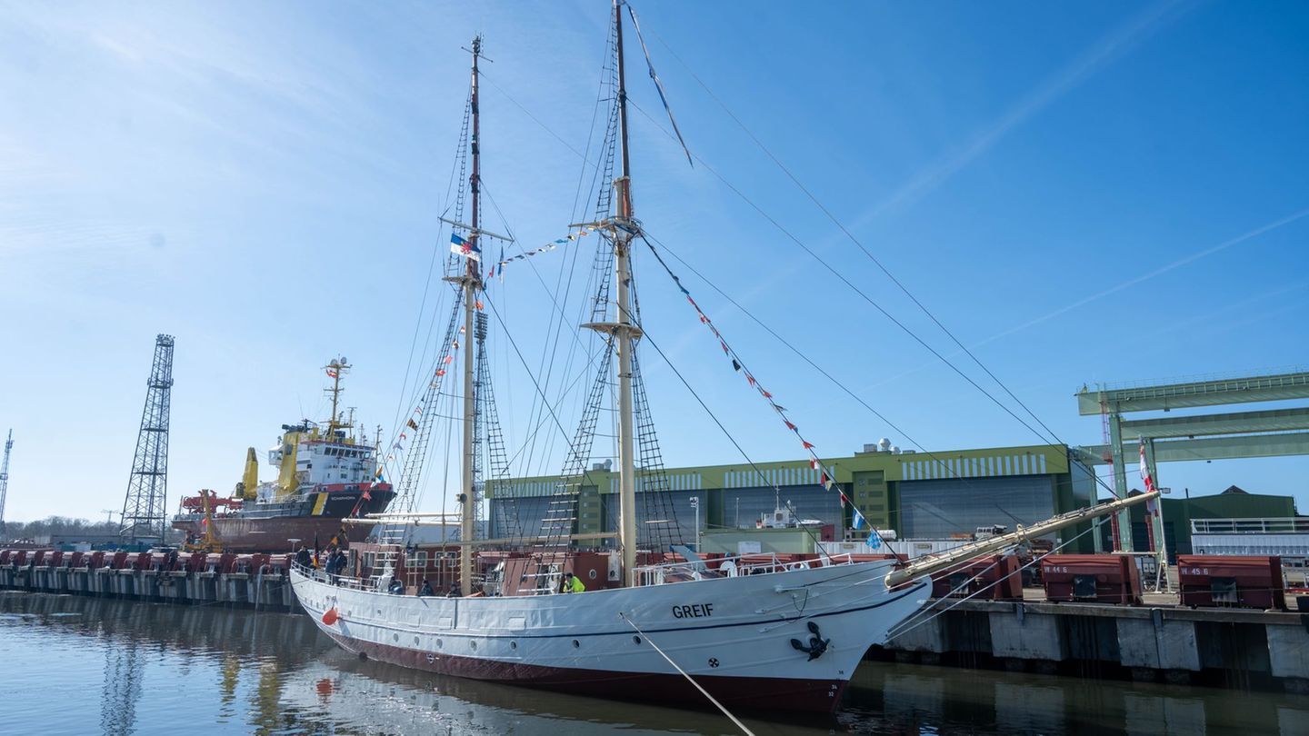 Nach Jahren auf dem Trockenen liegt die "Greif" wieder im Wasser. Foto: Stefan Sauer/dpa