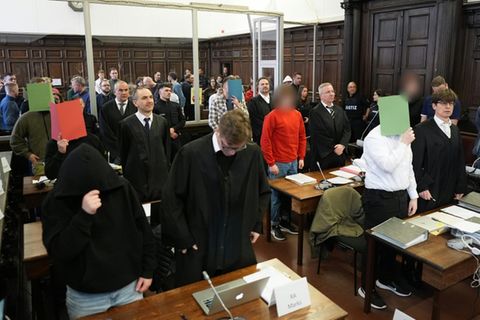 Angeklagte und Verteidiger im Gerichtssaal