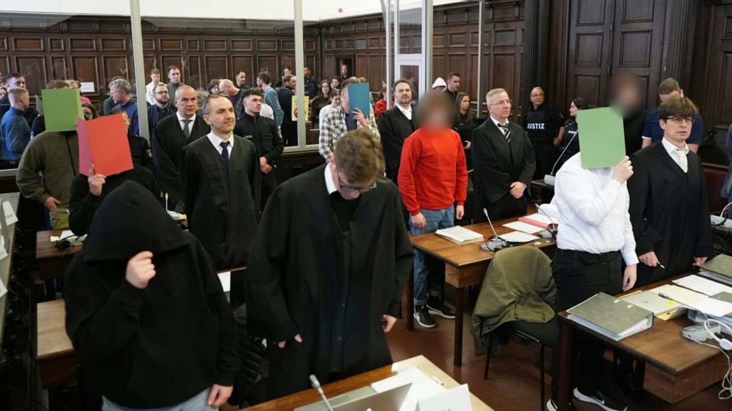 Angeklagte und Verteidiger im Gerichtssaal