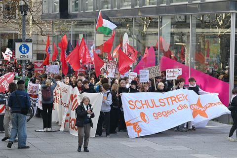 Die Demonstrierenden beginnen ihren Demonstrationszug durch Stuttgart. Foto: Katharina Kausche/dpa
