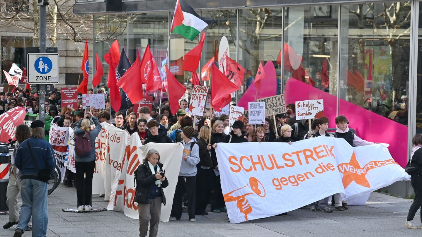 Die Demonstrierenden beginnen ihren Demonstrationszug durch Stuttgart. Foto: Katharina Kausche/dpa