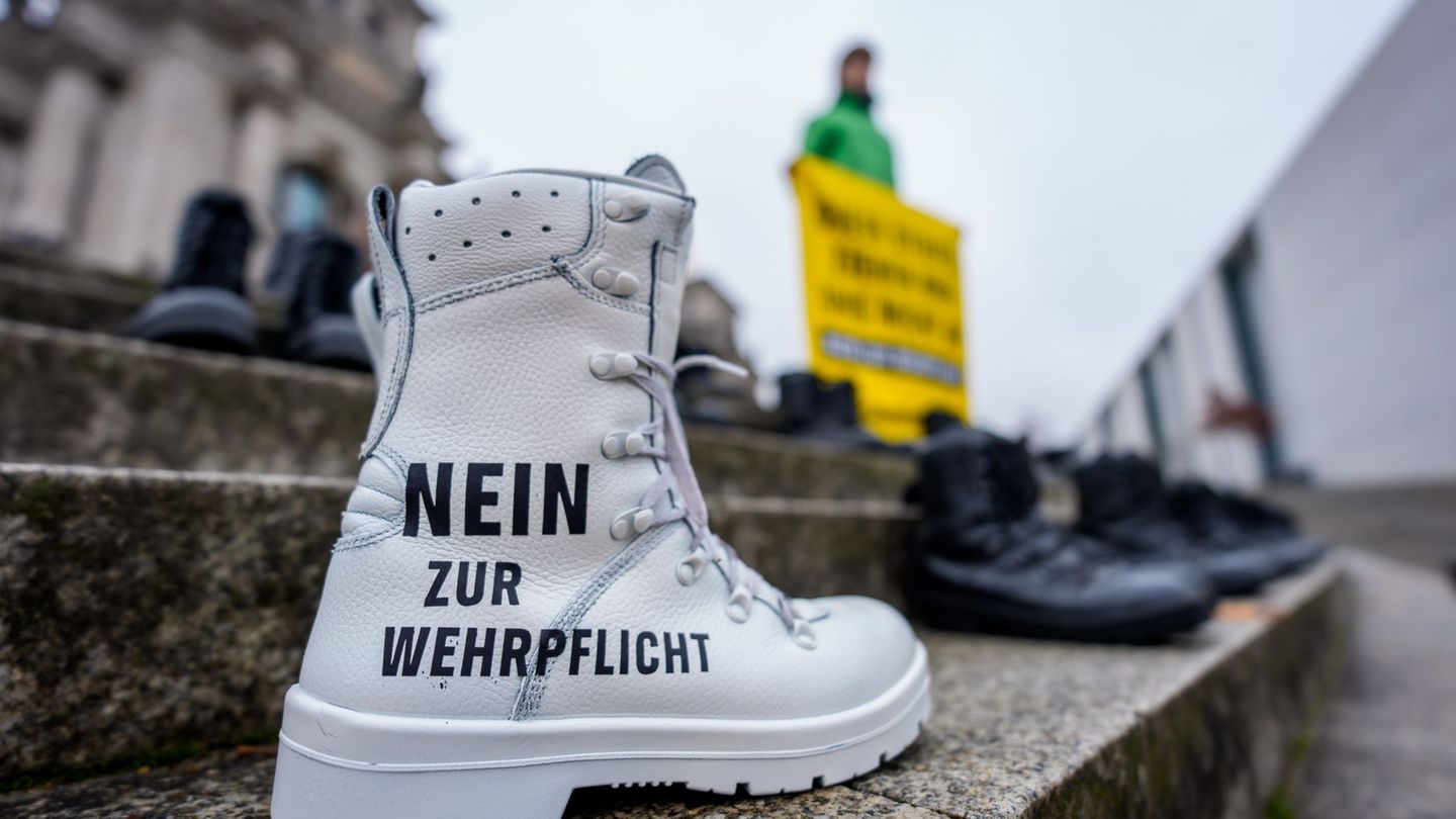 Schülerinnen und Schüler gingen auch in brandenburgischen Städten gegen den Wehrdienst auf die Straße. (Symbolbild) Foto: Michae