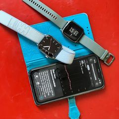 Zwei Smartwatches und ein Handy mit Herzfrequenz