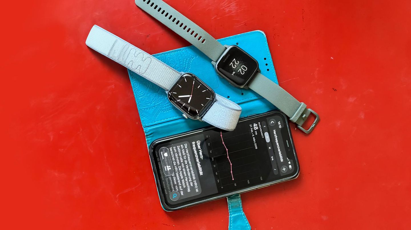 Zwei Smartwatches und ein Handy mit Herzfrequenz