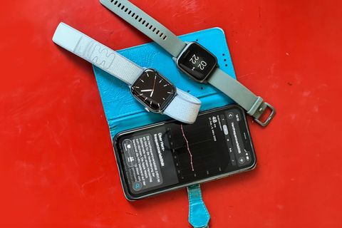 Zwei Smartwatches und ein Handy mit Herzfrequenz