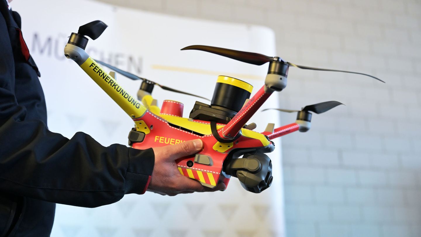 Die voll automatisierten Drohnen fliegen in einer Höhe von 100 bis 120 Metern über dem Einsatzort. Foto: Malin Wunderlich/dpa