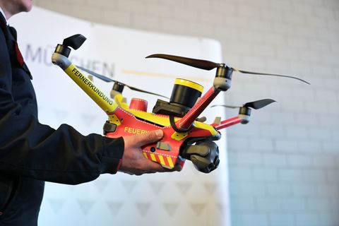 Die voll automatisierten Drohnen fliegen in einer Höhe von 100 bis 120 Metern über dem Einsatzort. Foto: Malin Wunderlich/dpa