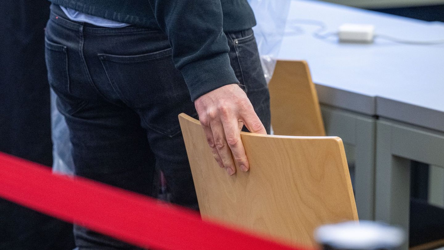 Der Prozess um eine vergiftete Champagner-Flasche in Weiden dauert länger als bisher vorgesehen. (Archivbild) Foto: Armin Weigel