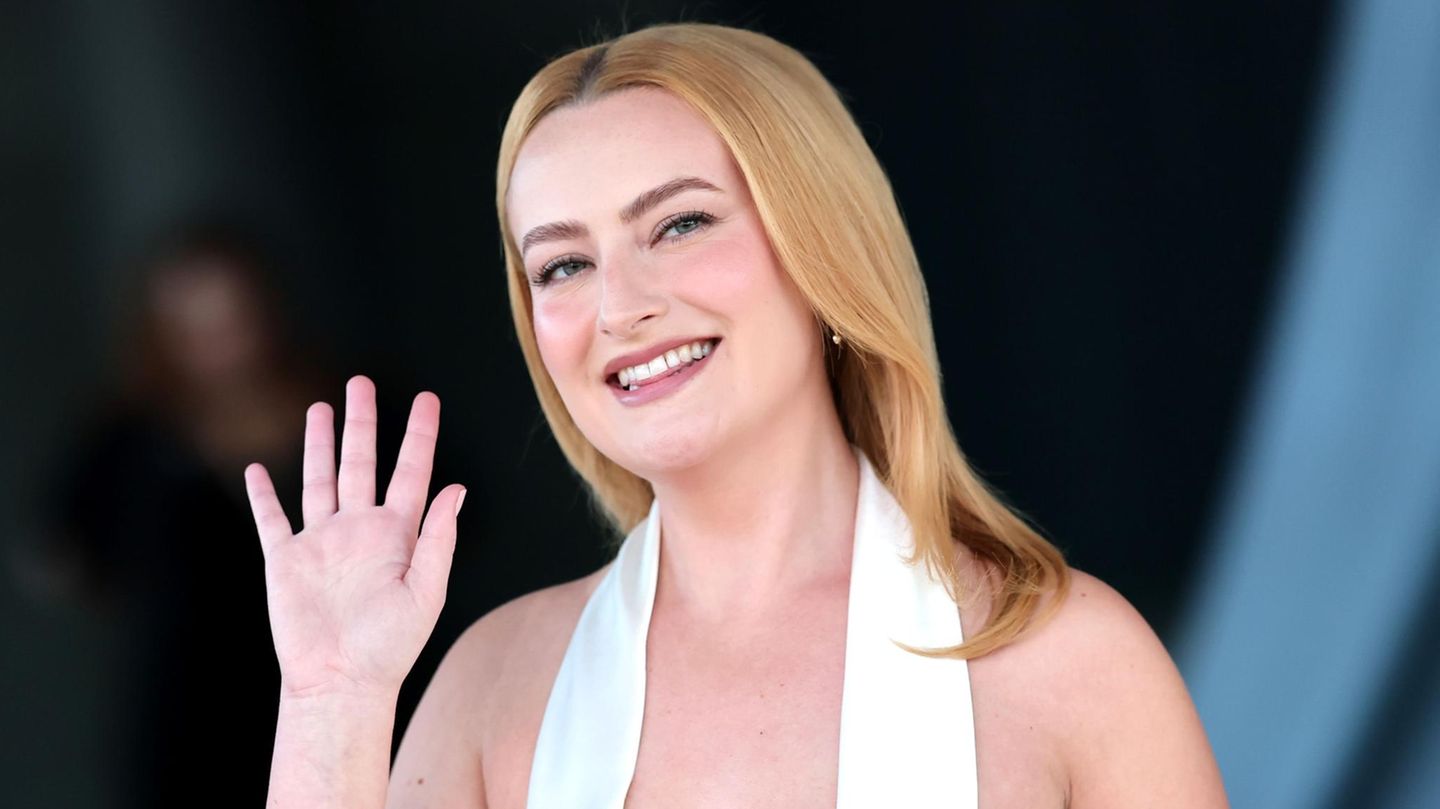 Amelia Dimoldenberg grüßt in die Kamera