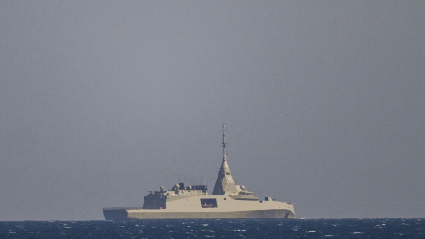 Griechische Fregatte Keimon vor der Küste von Limassol