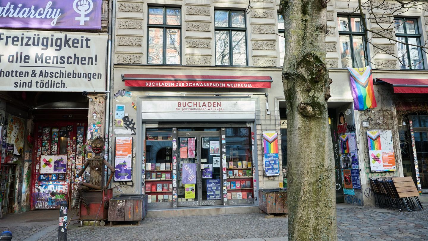 Der Buchladen "Zur schwankenden Weltkugel" in Berlin. Foto: Annette Riedl/dpa