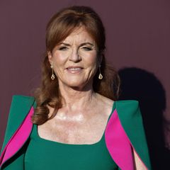 Sarah Ferguson blickt bei einem öffentlichen Auftritt in die Kamera