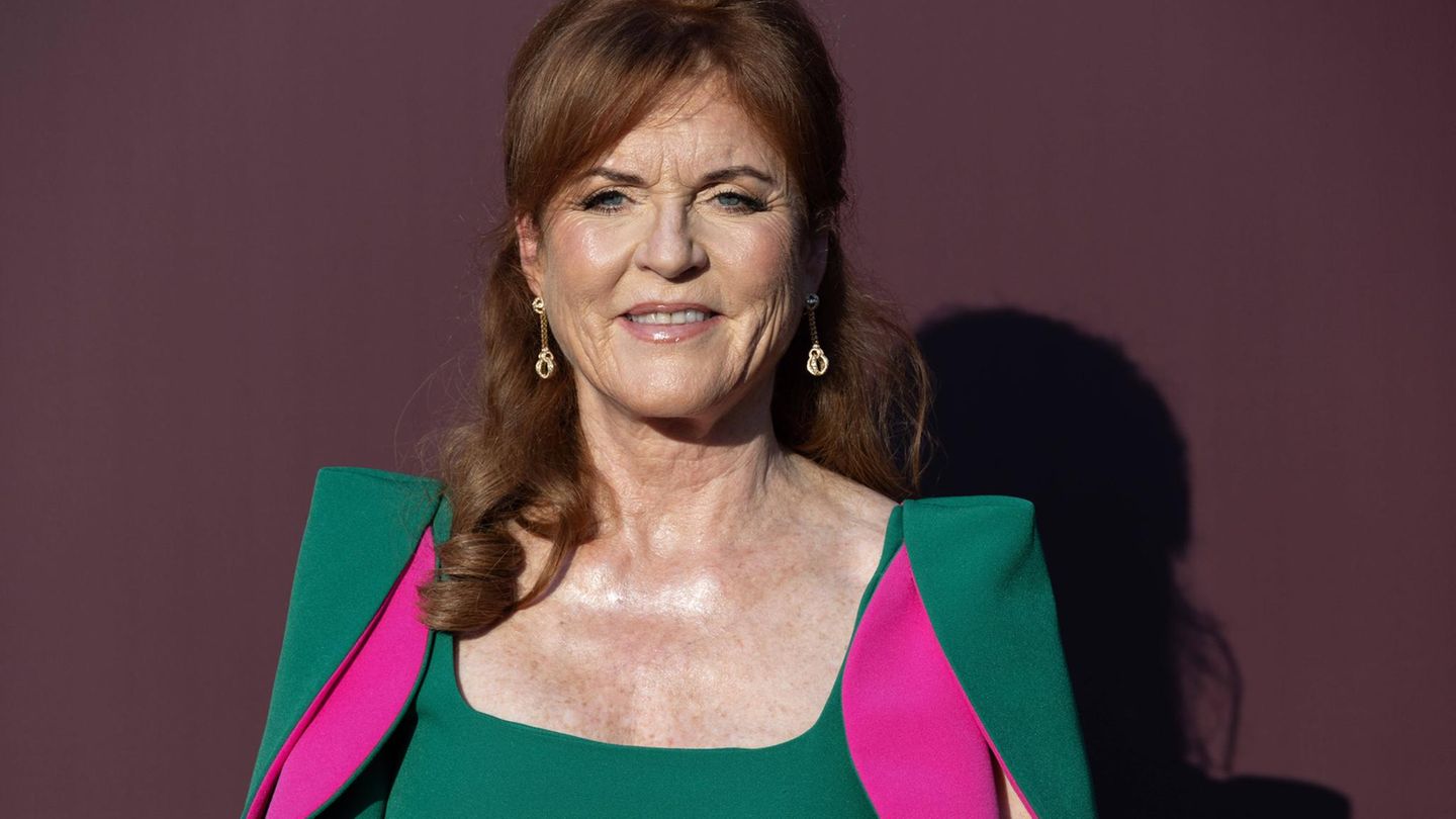 Sarah Ferguson blickt bei einem öffentlichen Auftritt in die Kamera
