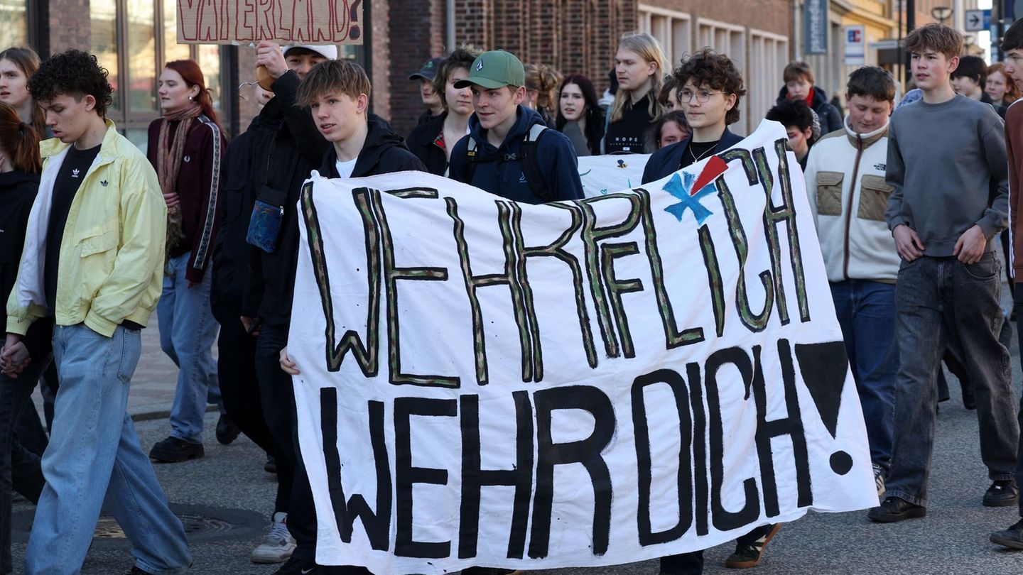 Viele junge Menschen gingen in Rostock gegen die Wehrpflicht auf die Straße. Foto: Bernd Wüstneck/dpa