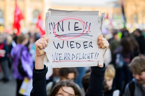 Rund 550 junge Menschen nahmen laut Polizei in Hannover einer Demonstration zum bundesweiten Schulstreik gegen die Wehrpflicht t