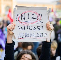 Rund 550 junge Menschen nahmen laut Polizei in Hannover einer Demonstration zum bundesweiten Schulstreik gegen die Wehrpflicht t