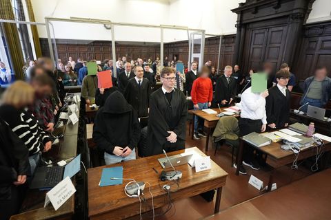 Acht Angeklagte müssen sich vor dem Staatsschutzsenat des Hanseatischen Oberlandesgerichts verantworten. Foto: Marcus Brandt/Poo