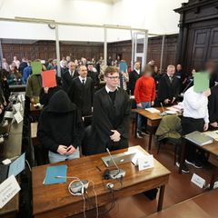 Acht Angeklagte müssen sich vor dem Staatsschutzsenat des Hanseatischen Oberlandesgerichts verantworten. Foto: Marcus Brandt/Poo