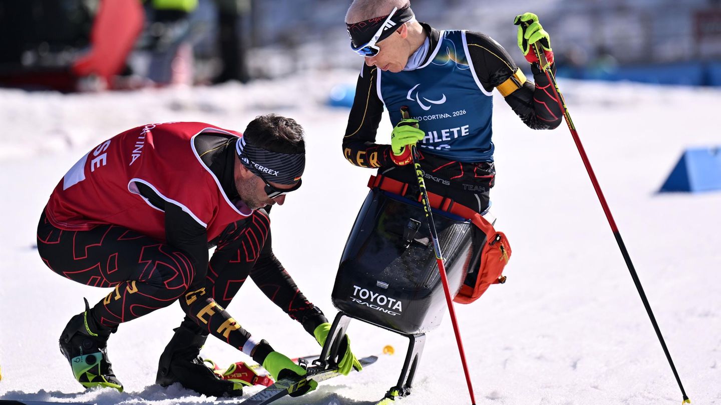 Tesero, Italien. Nach den Olympischen Winterspielen folgen die Spiele für Menschen mit Behinderungen – die Paralympics. Eine der herausragenden deutschen Athletinnen ist Andrea Eskau, 55 Jahre alt. Sie ist Dauergast bei Olympia im Sommer wie im Winter. In Cortina tritt sie im Langlauf und im Biathlon an. Zu den Favoritinnen gehört sie nicht mehr, aber das ist nicht weiter schlimm, vier olympische Goldmedaillen hat sie im Lauf ihrer langen Karriere gewonnen und Dutzende bei Weltmeisterschaften.