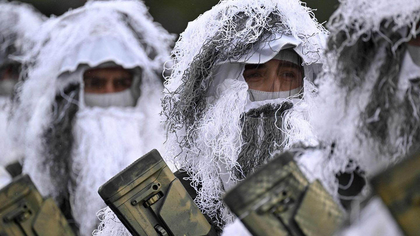 Pristina, Kosovo. Die Kosovarischen Sicherheitskräfte gedenken Adem Jashari, der am 5. März 1998 von der serbischen Polizei zusammen mit über 40 Familienmitgliedern massakriert worden war. Jashari war Gründer und Anführer der Untergrundtruppe UÇK, die auch mit terroristischen Methoden für die Unabhängigkeit des Kosovo kämpfte. Nach dem Massaker wurde der Aufstand der UÇK erst richtig angefacht. Später löste sich die Truppe auf und ging in den Sicherheitskräften auf.