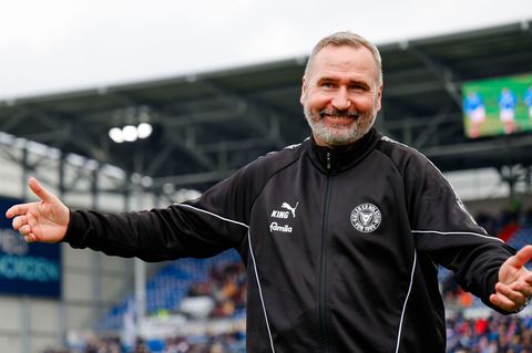 Holstein Kiels Trainer Tim Walter hält nichts von bedrängten Torhütern bei Eckstößen. Foto: Frank Molter/dpa