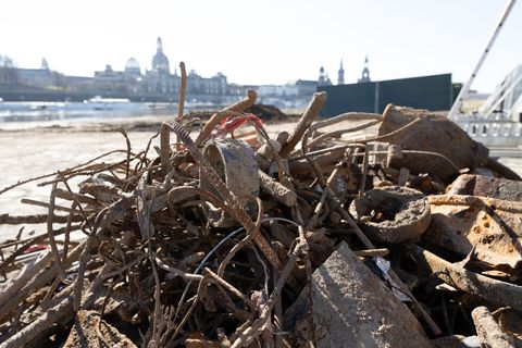 Droht eine Evakuierung wegen Bombenblindgängern im Umfeld der früheren Carolabrücke? Das entscheidet sich nächste Woche. Foto: S