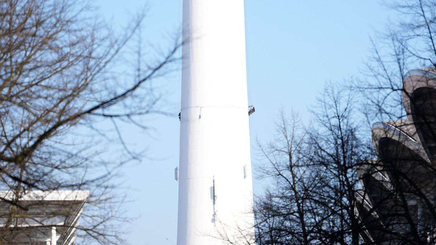 Die Höhenkletterer waren am "Tele-Michel" unterwegs, um die Bausubstanz zu prüfen. Foto: Marcus Brandt/dpa