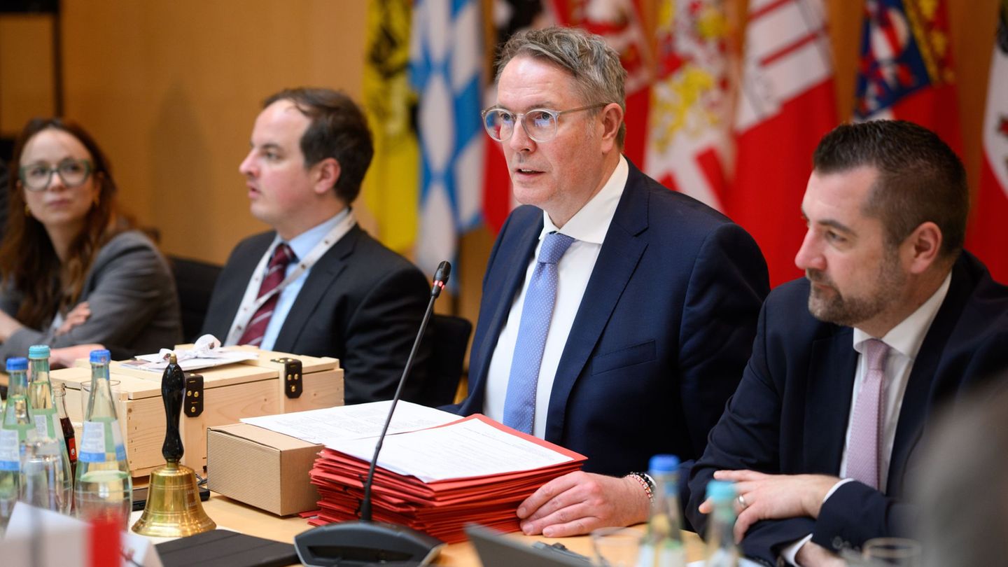 Regierungschefinnen und Regierungschefs ringen mit dem Bund um mehr Unterstützung für die Länder. Foto: Bernd von Jutrczenka/dpa