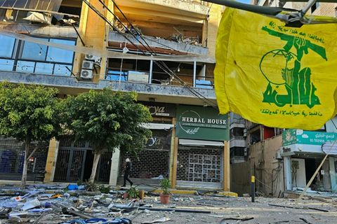 Hisbollah-Flagge in südlichem Vorort von Beirut
