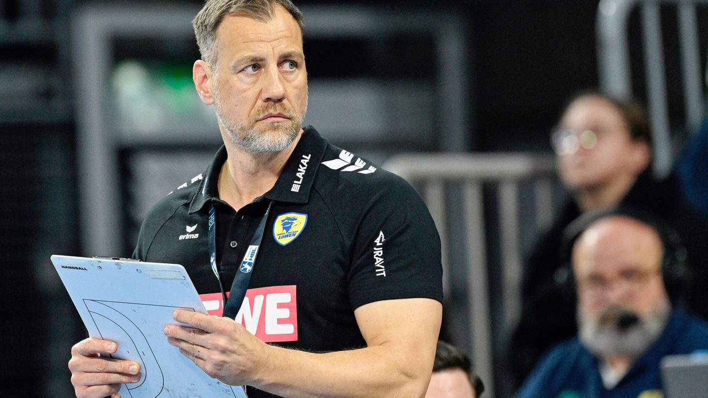 Maik Machulla freut sich über die Vertragsverlängerung von Robert Timmermeister. (Archivbild) Foto: Uwe Anspach/dpa