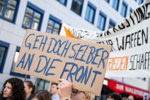 Bundesweit gingen junge Menschen wie hier in Bamberg gegen die Wehrpflicht auf die Straße. Foto: Pia Bayer/dpa