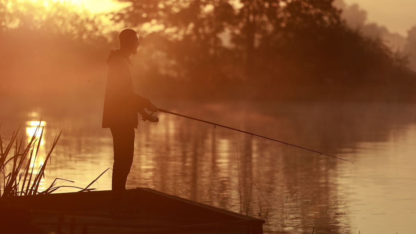 Kinder in Sachsen-Anhalt dürfen künftig ab acht Jahren angeln. (Symbolbild) Foto: Matthias Bein/dpa