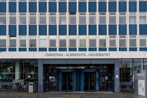 An der Christian-Albrechts-Universität wurde eine Wiederbesetzungssperre verhängt. (Symbolbild) Foto: Axel Heimken/dpa