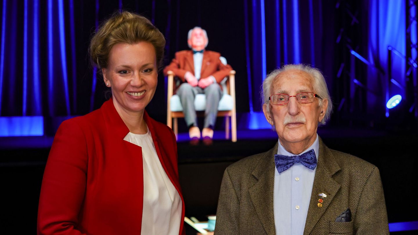 Der Holocaust-Überlebende Leon Weintraub hat Essen besucht und steht hier neben der NRW-Ministerin Ina Brandes (CDU). Foto: Chri