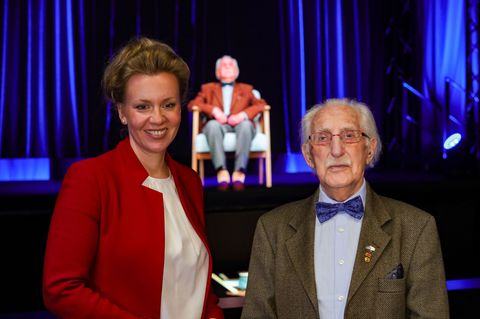 Der Holocaust-Überlebende Leon Weintraub hat Essen besucht und steht hier neben der NRW-Ministerin Ina Brandes (CDU). Foto: Chri