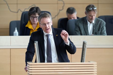 Ministerpräsident Daniel Günther (CDU) ist zufrieden mit den Ergebnissen der MPK. (Archivbild) Foto: Marcus Brandt/dpa