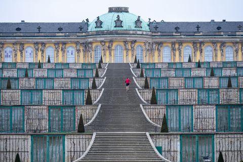 Park Sanssouci? Die Polizei ermittelt wegen des Verdachts des verbotenen Hitlergrußes, den ein Mann nach Beleidigungen einer jun
