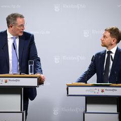 Spritpreise bekämpfen: die Ministerpräsidenten Alexander Schweitzer (l, SPD) und Michael Kretschmer (CDU)