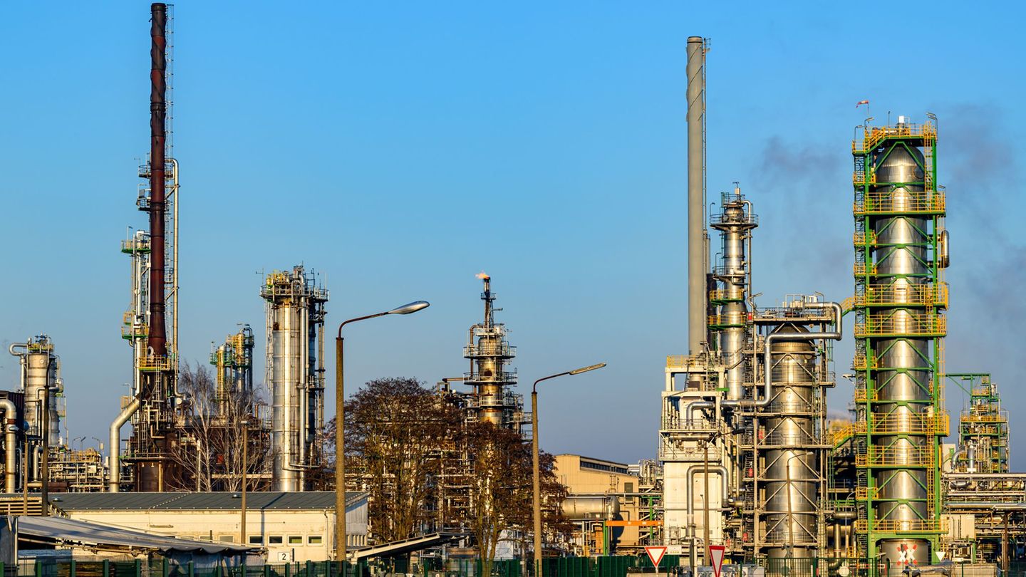 Erleichterung bei der Ölraffinerie PCK im Nordosten Brandenburgs: Die deutschen Rosneft-Töchter sind dauerhaft von den US-Ölsank