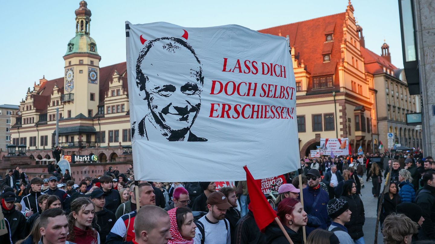 Schülerinnen und Schüler demonstrierten auf dem Marktplatz in Leipzig gegen den neuen Wehrdienst und verpflichtende Dienste. Fot