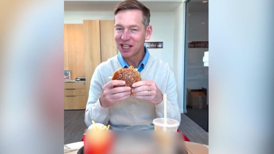 McDonald's-Chef isst neuen Burger – Video kassiert großen Spott