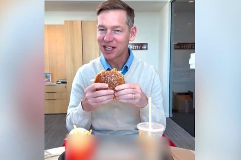 McDonald's-Chef isst neuen Burger – Video kassiert großen Spott