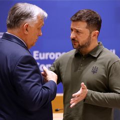 Viktor Orban und Wolodymyr Selenskyj diskutieren auf einem EU-Gipfel