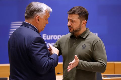 Viktor Orban und Wolodymyr Selenskyj diskutieren auf einem EU-Gipfel