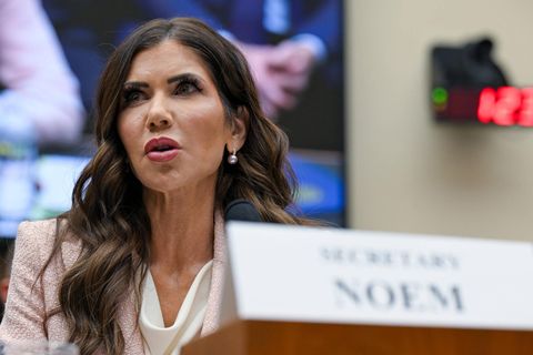 Kristi Noem bezeichnete die durch ICE getöteten US-Bürger als „Terroristen im Inland“