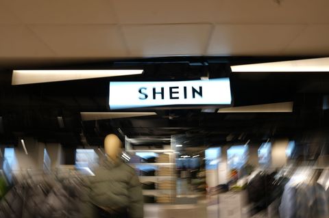 Für wenige Euro kann man bei Shein Kleidung shoppen. Die Umweltorganisation Greenpeace sieht jedoch Gefahren. Foto: Aurelien Mor